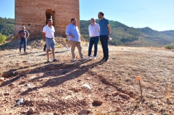 Valera reitera el compromiso de la Diputación y del IEA con el Ayuntamiento de Bogarra para seguir avanzando en la protección y promoción de la ‘Torre de Haches’