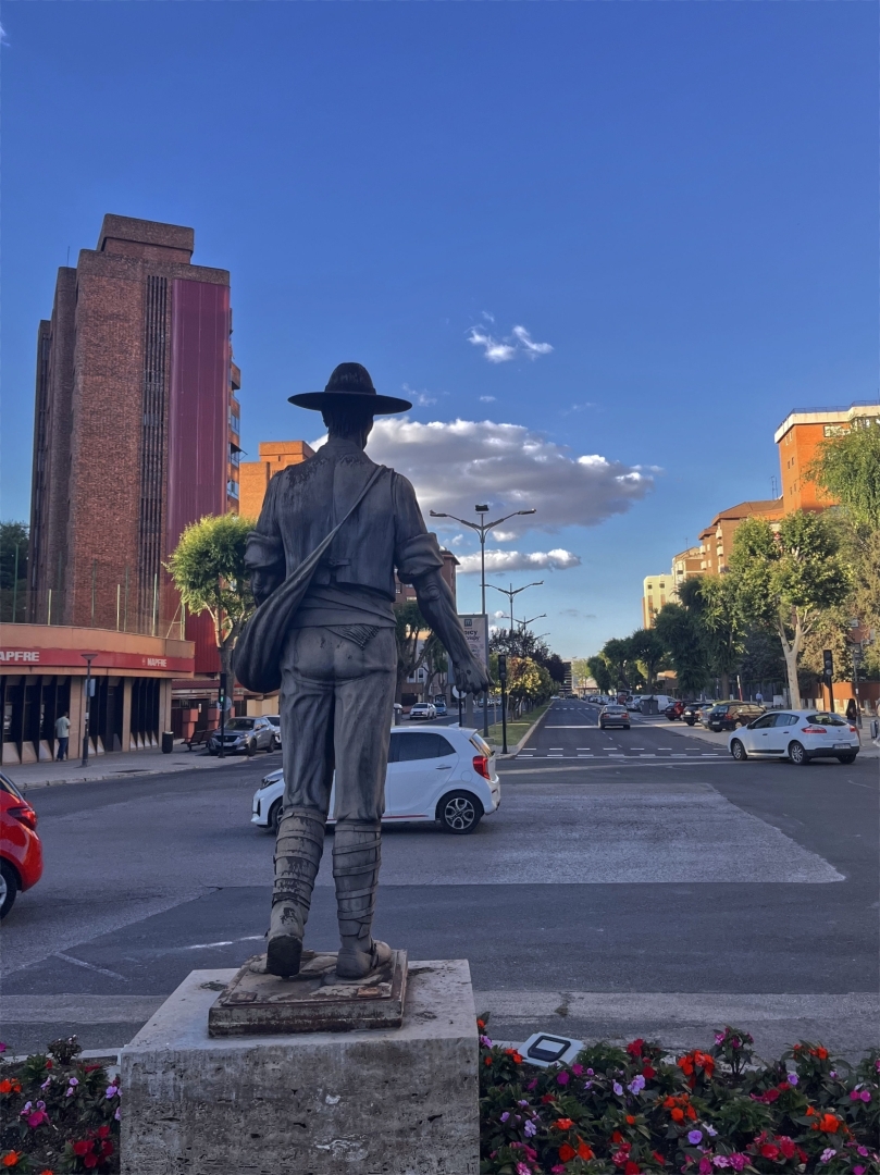 Albacete Ahora Av. de la Estación con El Sembrador en primer plano