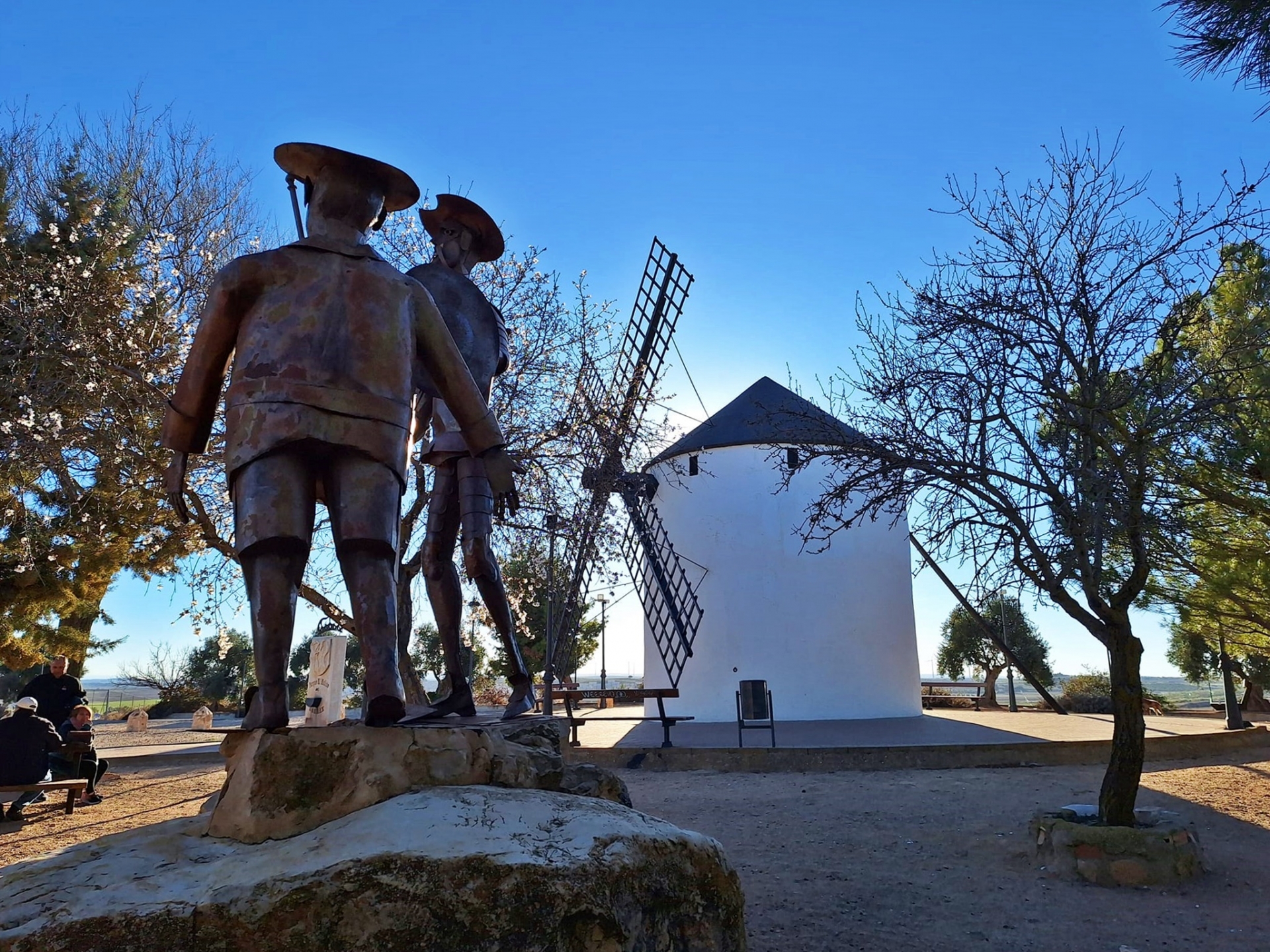 Albacete Ahora Molino de viento, Don Quijote y Sancho